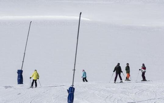 Durch die Erderwärmung erwarten die Wetterdienste weniger Schnee in den Alpen. Auch der zum Skifahren geeignete Zeitraum werde sich verkürzen. (Archivbild)
