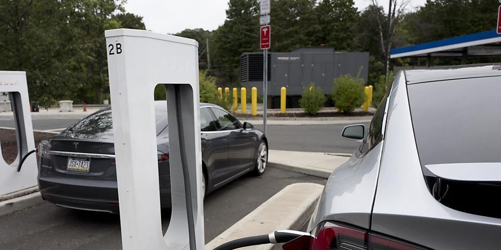 Ein Tesla-Auto wird an einem Supercharger aufgeladen. Bislang war das gratis. Für Neukunden wird künftig eine "kleine Gebühr" fällig. Ein Tesla-Auto wird an einem Supercharger aufgeladen. Bislang war das gratis. Für Neukunden wird künftig eine "kleine Gebühr" fällig.