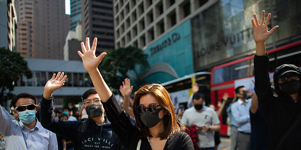 Hunderte Menschen schlossen sich in Hongkong einem spontanen Protestmarsch gegen Polizeigewalt an.