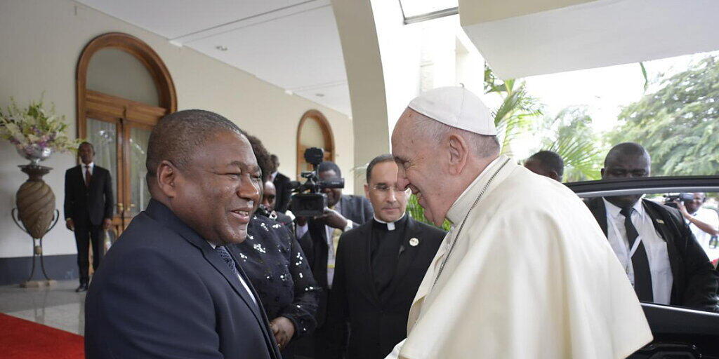 Papst Franziskus wird vom mozambikanischen Präsidenten Filipe Nyusi herzlich im Präsidentenpalast empfangen. Papst Franziskus wird vom mozambikanischen Präsidenten Filipe Nyusi herzlich im Präsidentenpalast empfangen.