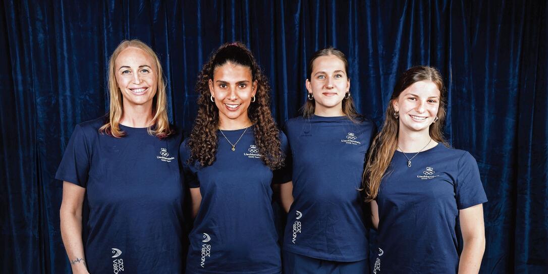 Artistic-Swimming-Trainerin Daria Iushko zusammen mit Leila Marxer (Solo), Kira Beck und Aurora Notaro (Duett, v. l.). Artistic-Swimming-Trainerin Daria Iushko zusammen mit Leila Marxer (Solo), Kira Beck und Aurora Notaro (Duett, v. l.).
