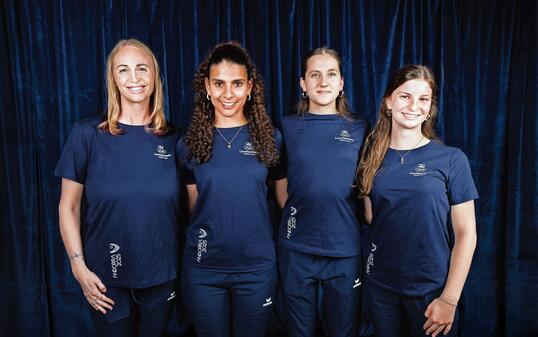 Artistic-Swimming-Trainerin Daria Iushko zusammen mit Leila Marxer (Solo), Kira Beck und Aurora Notaro (Duett, v. l.).
