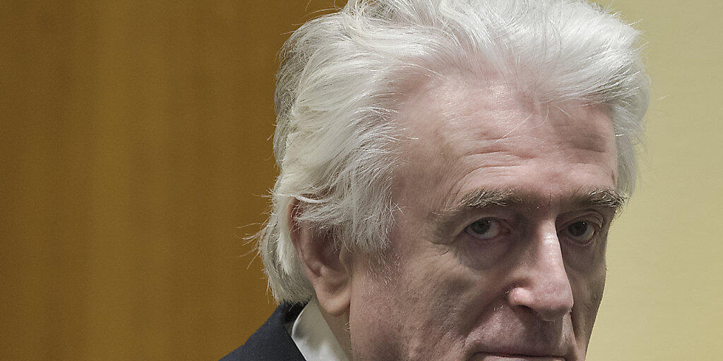 Der ehemalige bosnische Serbenführer Radovan Karadzic kann seine lebenslange Haftstrafe wegen Kriegsverbrechen und Völkermords im Bosnienkrieg nicht mehr anfechten. (Archivbild)