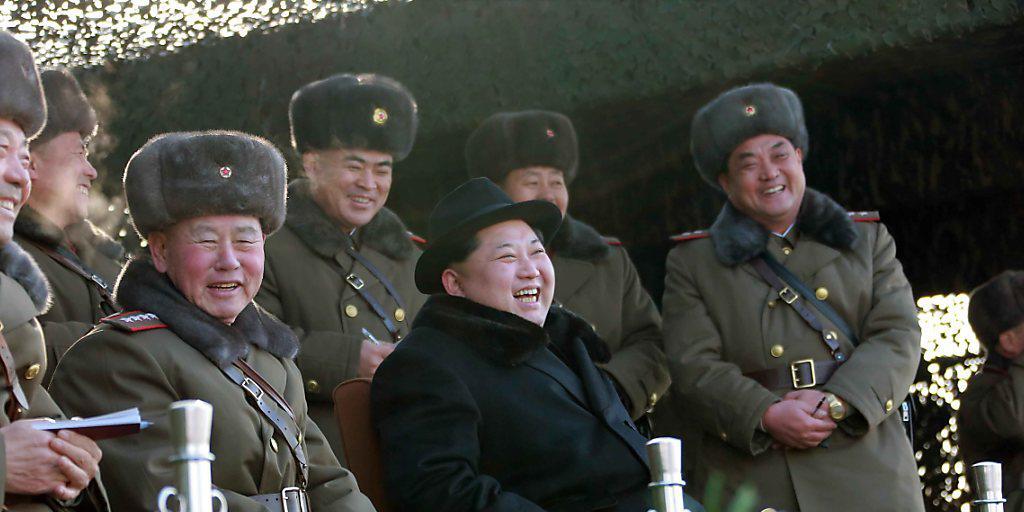Kim Jong Un beaufsichtigt die Militärübung für einen Präventivschlag gegen Südkorea. (Archivbild)