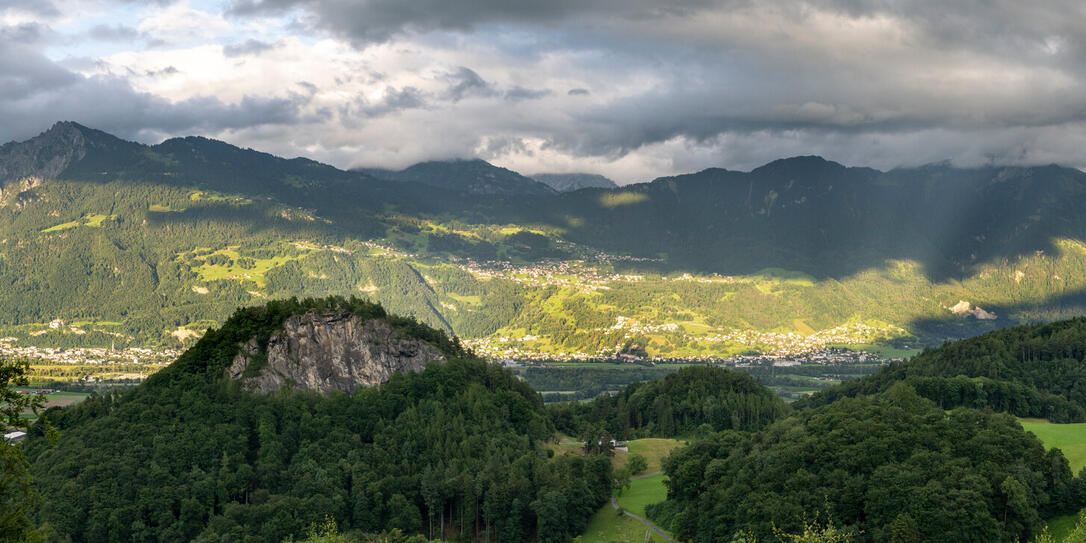 Liechtensteins Bergpanorama in den Wolken im Sommer, von der Schweiz aus betrachtet