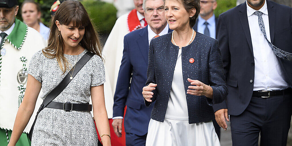 Bundespräsidentin Sommaruga (Mitte) in Lausanne im Gespräch mit der Waadtländer Staatsrätin Ruiz (links) und begleitet von Stadtpräsident Junod (rechts) sowie dem Vorsitzenden des Internationalen Olympischen Komitees Bach (angeschnitten links von Sommaruga).