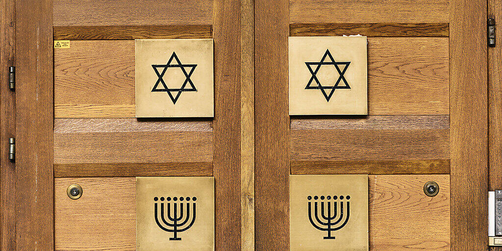 Der Eingang einer Synagoge in Zürich. Der Bund beteiligt sich künftig an den Sicherheitskosten für Minderheiten, die besonders gefährdet sind, Ziel von Anschlägen zu werden. (Themenbild)