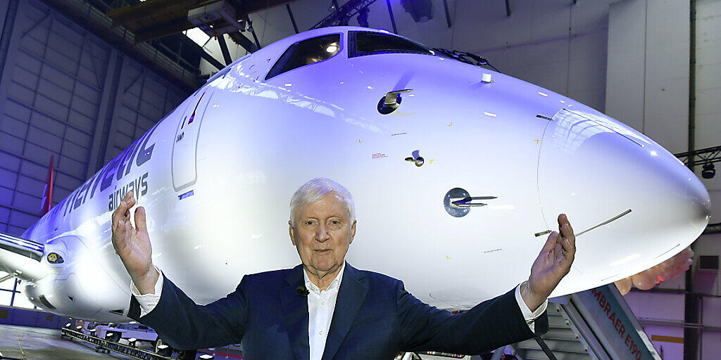 Die Auslieferung des ersten Flugzeugs des neuen Typs ist ein Meilenstein für seine Fluggesellschaft: Investor Martin Ebner ist an der Einweihung des Embraer-E190-E2-Jets der Helvetic Airways entsprechend guter Laune. (KEYSTONE/Walter Bieri)