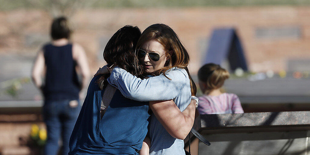 Mit einer Mahnwache haben Überlebende des Massakers an der Columbine High School in Littleton im US-Bundesstaat Colorado vor 20 Jahren gedacht.
