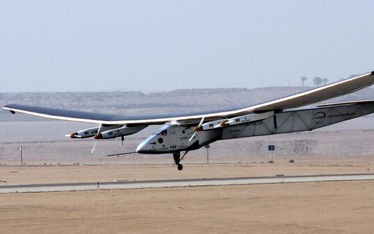 Fast am Boden: Die "Solar Impulse 2" landet in Kairo.