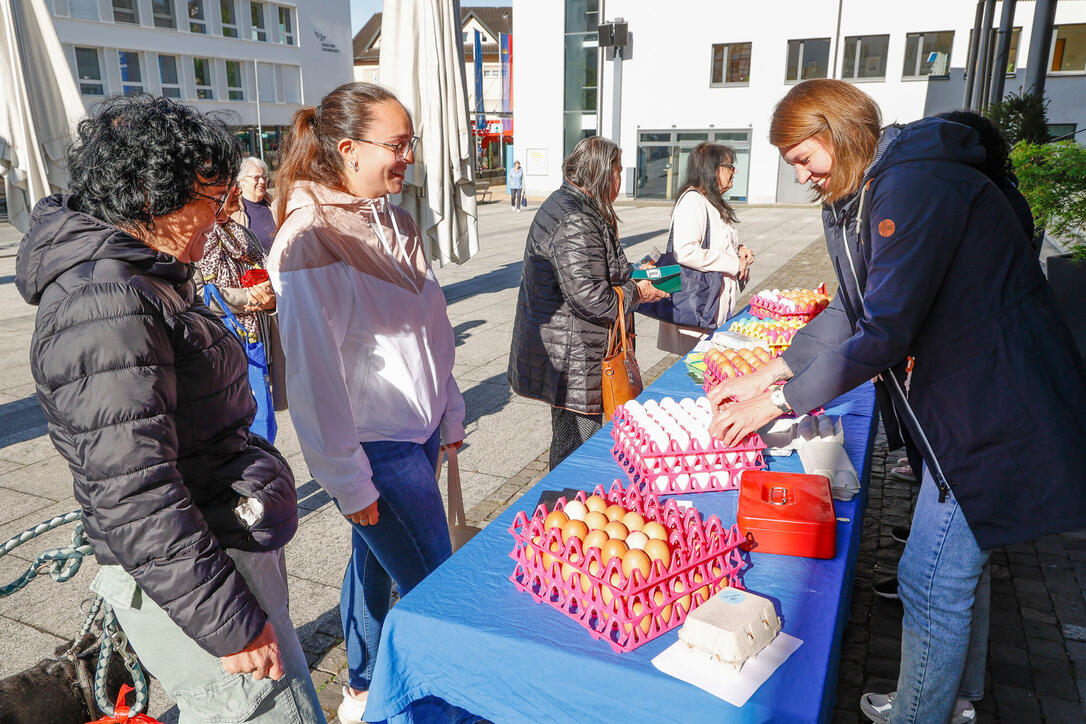 Karfreitagseierverkauf auf dem Dorfplatz von Eschen