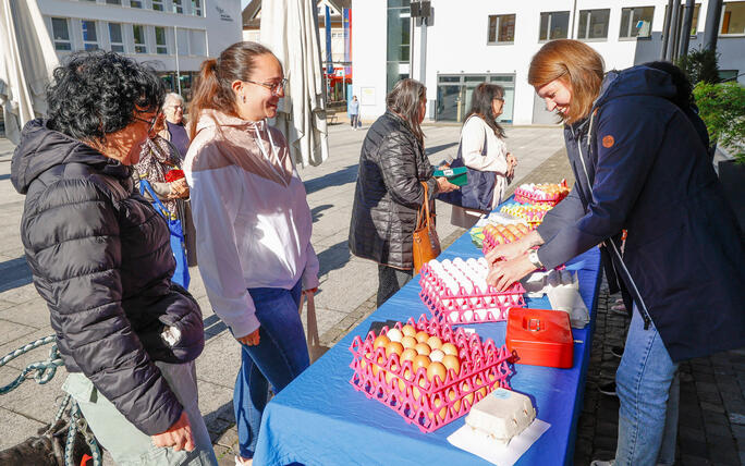 Karfreitagseierverkauf auf dem Dorfplatz von Eschen