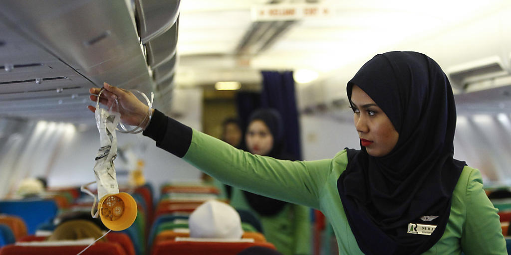 Wie bei anderen Fluglinien: Ein Crewmitglied von Rayani Air präsentiert die Sicherheitsvorschriften, die an Bord gelten.