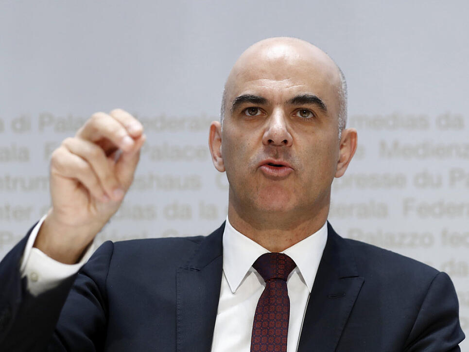 Gesundheitsminister Alain Berset zeigt sich nach dem gebremsten Wachstum der Krankenkassenprämien vorsichtig optimistisch. Das Kostenbewusstsein der Akteure im Gesundheitsbereich steige, erklärte er. Es müssten aber weitere Anstrengungen unternommen werden.