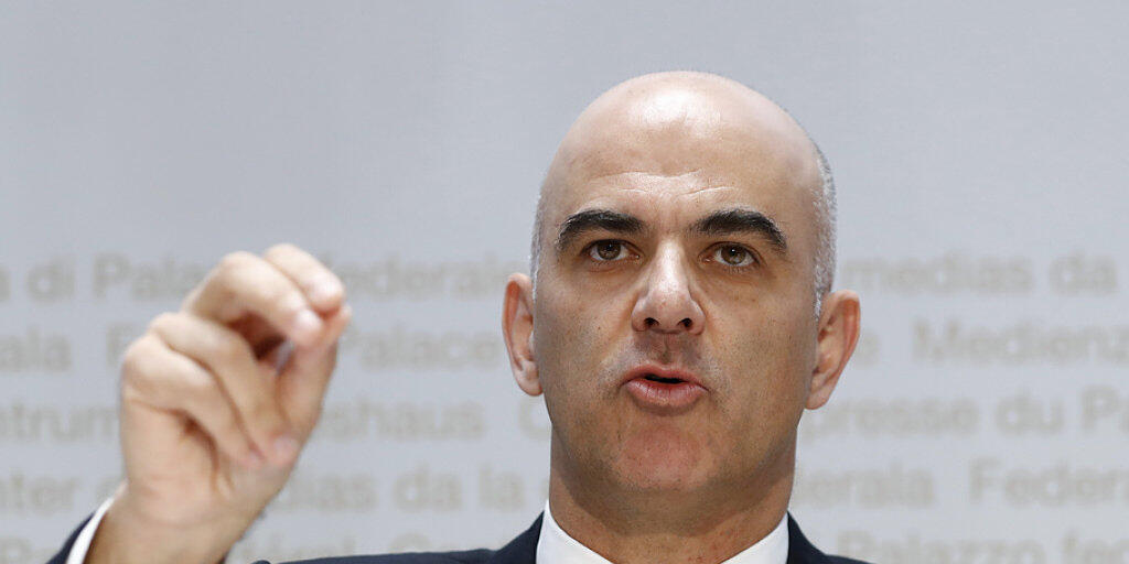 Gesundheitsminister Alain Berset zeigt sich nach dem gebremsten Wachstum der Krankenkassenprämien vorsichtig optimistisch. Das Kostenbewusstsein der Akteure im Gesundheitsbereich steige, erklärte er. Es müssten aber weitere Anstrengungen unternommen werden.