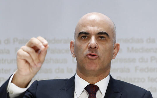 Gesundheitsminister Alain Berset zeigt sich nach dem gebremsten Wachstum der Krankenkassenprämien vorsichtig optimistisch. Das Kostenbewusstsein der Akteure im Gesundheitsbereich steige, erklärte er. Es müssten aber weitere Anstrengungen unternommen werden.