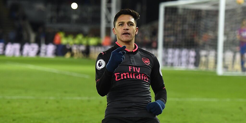 Arsenals Alexis Sanchez jubelt auf den Knien nach seinen zwei Toren