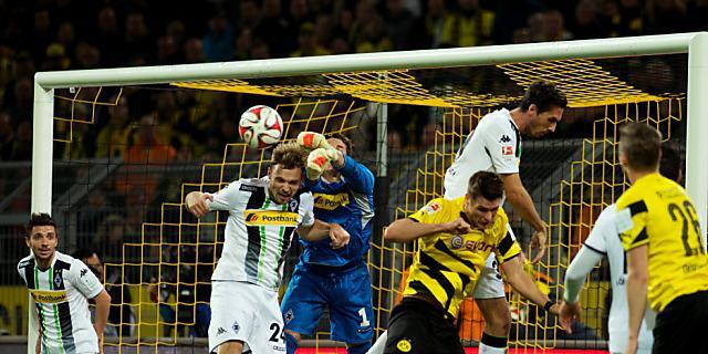 Gladbach-Goalie Sommer entschärft die torgefährliche Situation