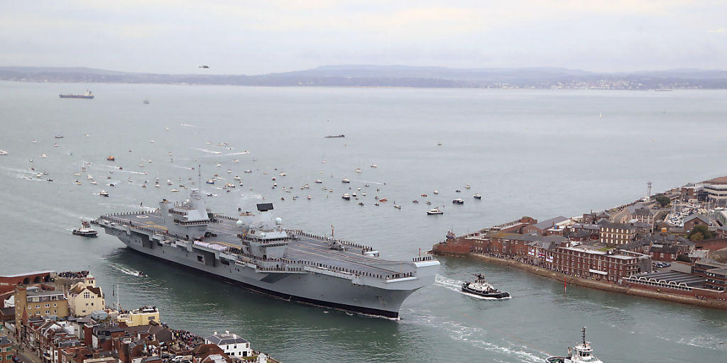 Die Einfahrt des neuen britischen Flugzeugträgers in seinen Heimathafen lockte zahlreiche Interessierte nach Portsmouth.