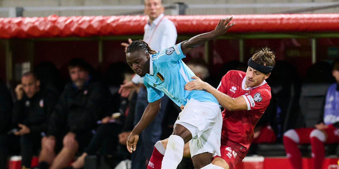 Jérémy Doku (l.) blieb über die gesamte Dauer ein ständiger Unruheherd für die Liechtensteiner.
