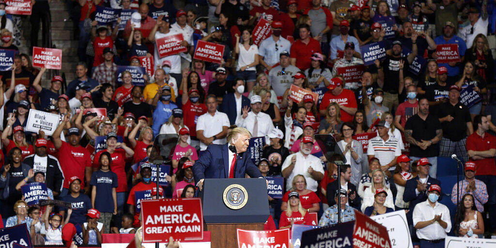 US-Präsident Donald Trump geniesst das Bad in der Menge bei seiner Wahlveranstaltung in Tulsa, Oklahoma, am 20 Juni. Nun haben dort die Corono-Infektionen erheblich zugenommen. (Foto: Stephen Pingry / AP/ KEYSTONE-SDA)