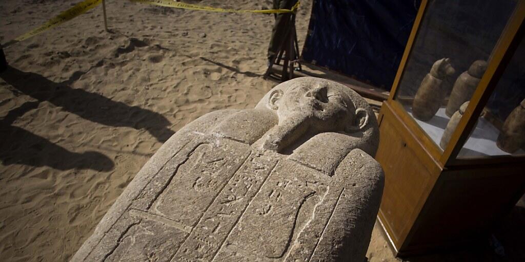 Archäologen haben in Ägypten eine antike Totenstadt mit Dutzenden Sarkophagen und Kunstschätzen entdeckt.