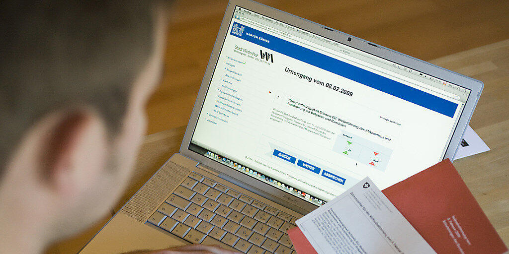 Ein Mann studiert am Laptop die Unterlagen für eine Abstimmung per e-Voting (Archivbild)