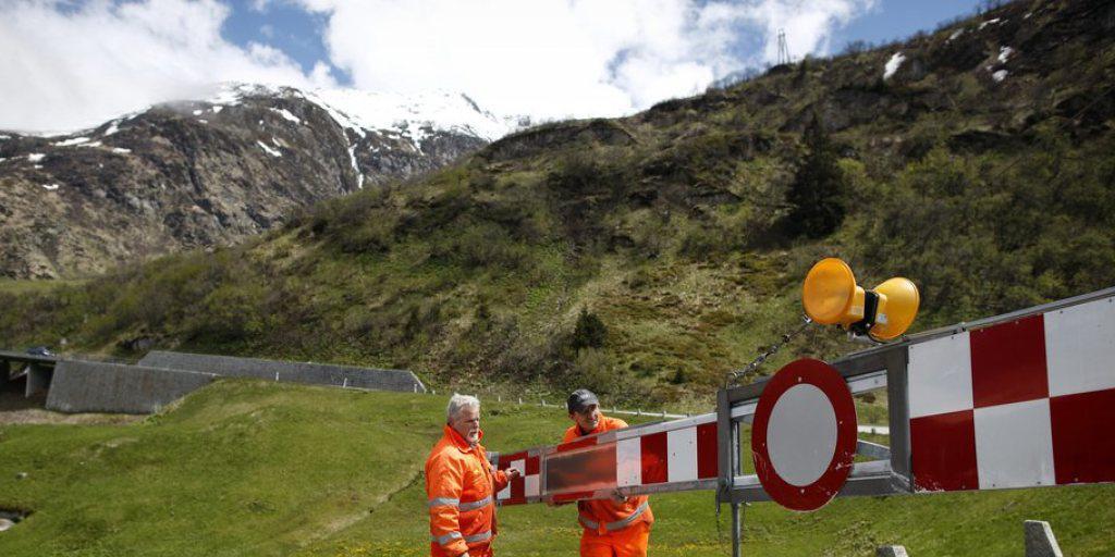 Die Gotthardpassstrasse ist nach der Wintersperre vorerst noch nicht passierbar. Die Fahrt auf der Nordseite endet bei einer Schranke kurz nach Hospental UR (Archivbild).