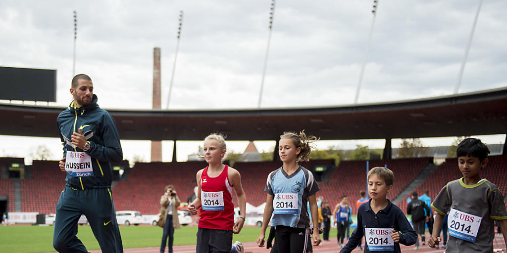 Der Ständerat will bei Jugend und Sport nicht sparen. Im Bild: Leichtathlet Kariem Hussein trainiert mit Kindern im Stadion Letzigrund in Zürich. Der Ständerat will bei Jugend und Sport nicht sparen. Im Bild: Leichtathlet Kariem Hussein trainiert mit Kindern im Stadion Letzigrund in Zürich.