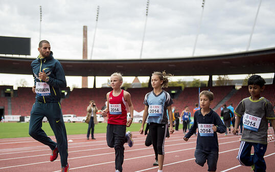 Der Ständerat will bei Jugend und Sport nicht sparen. Im Bild: Leichtathlet Kariem Hussein trainiert mit Kindern im Stadion Letzigrund in Zürich.