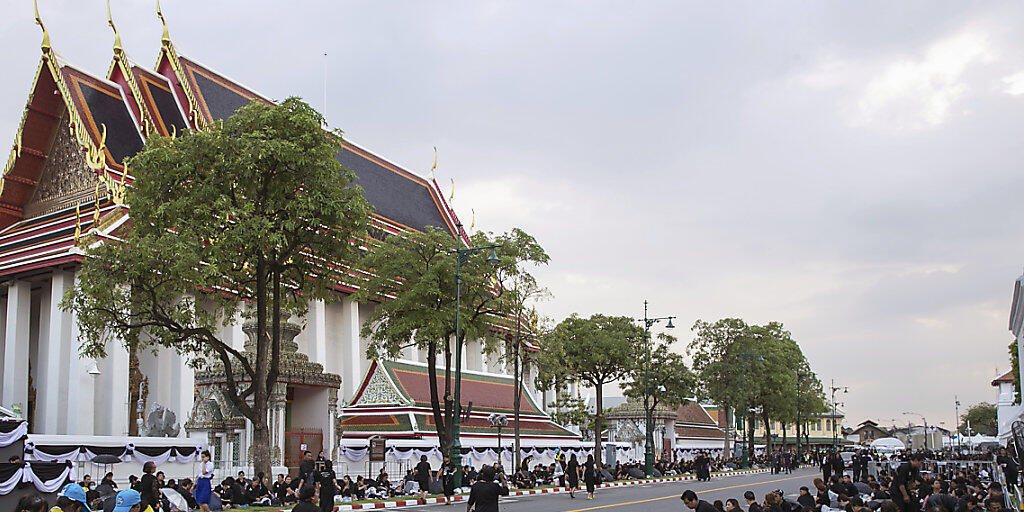 Ganz Thailand trauert: Der Andrang vor dem Wat-Pho-Tempel ist riesig - viele wollen einen guten Platz ergattern, um die Trauerzeremonie aus nächster Nähe miterleben zu können.