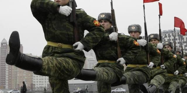 Soldaten üben für die Militärparade auf dem Roten Platz in Moskau