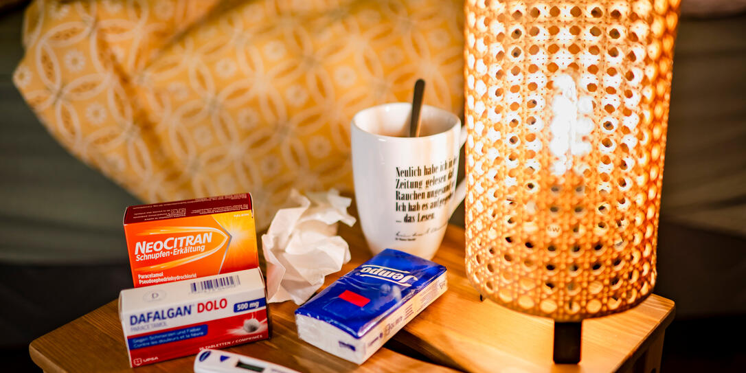 GRIPPE, ERKAELTUNG, KRANK, KRANKHEIT, MEDIKAMENT, MEDIKAMENTE, TEE, NASTUCH, NASTUECHER, NEOCITRAN, PANADOL, DAFALGAN, FIEBERMESSER,