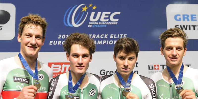 Stolz pr&auml;sentieren Stefan K&uuml;ng, Silvan Dillier, Frank Pasche and Thery Schir (von links) ihre Silbermedaille, die sie an der EM in Grenchen in der Mannschaftsverfolgung gewonnen haben