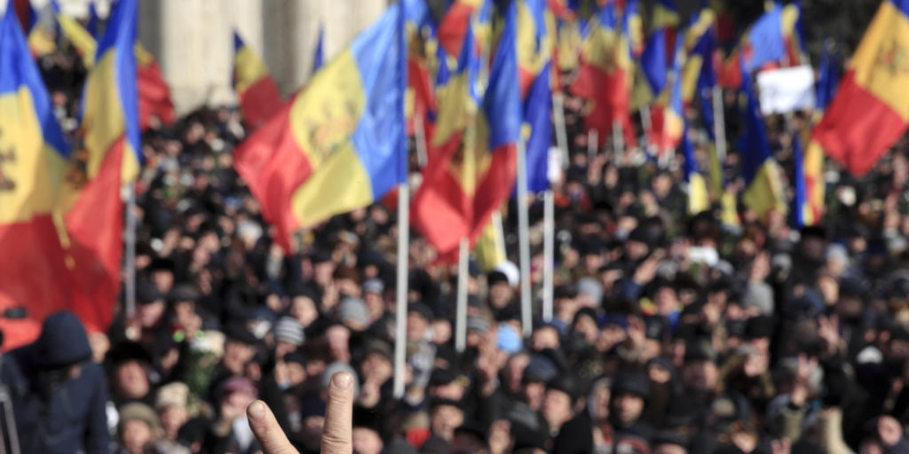 An den Protesten beteiligten sich Anhänger der proeuropäischen ebenso wie der prorussischen Opposition. An den Protesten beteiligten sich Anhänger der proeuropäischen ebenso wie der prorussischen Opposition.