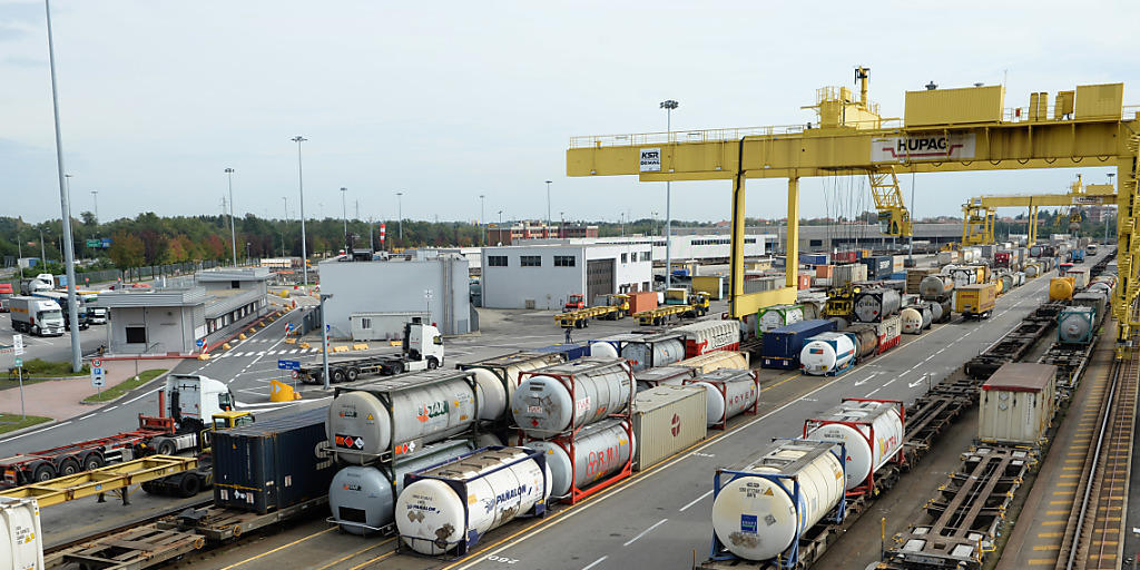 Die Zufahrt zum Verladeterminal in Busto-Arsizio in Italien wird ab 2016 zum Vier-Meter-Korridor ausgebaut. (Archivbild) Die Zufahrt zum Verladeterminal in Busto-Arsizio in Italien wird ab 2016 zum Vier-Meter-Korridor ausgebaut. (Archivbild)