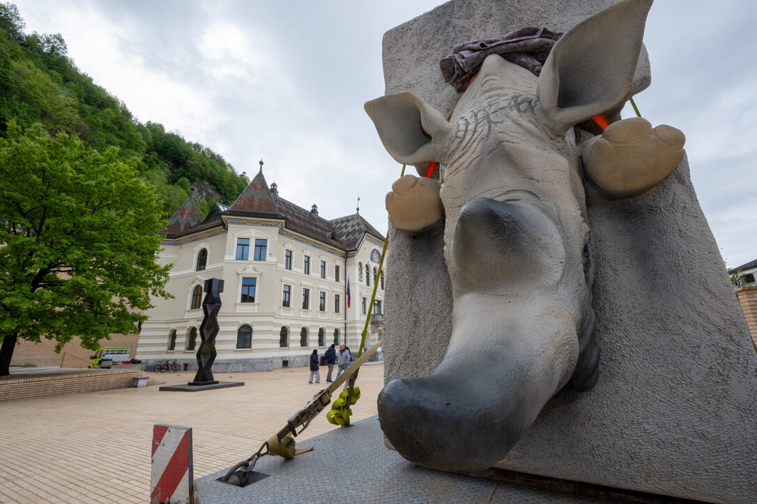 Aufbau der Skulpturen der Bad Ragartz in Vaduz (26.04.2024)