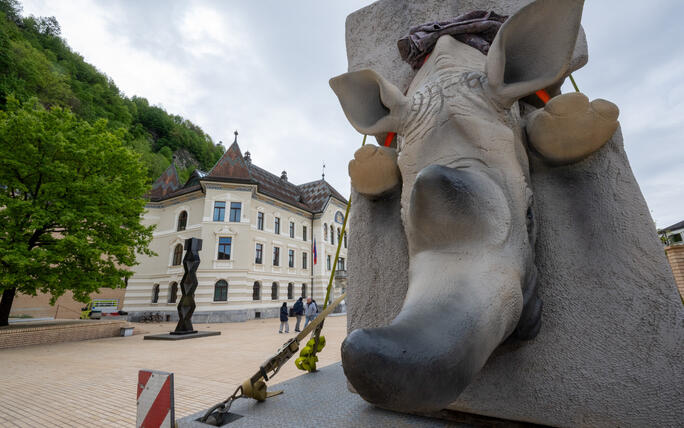 Aufbau der Skulpturen der Bad Ragartz in Vaduz (26.04.2024)