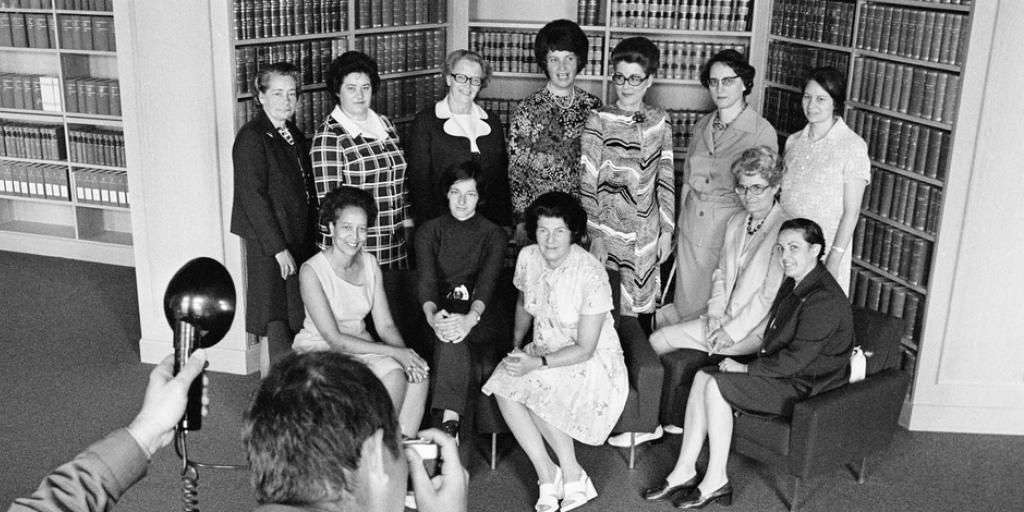 Basel war der erste Deutschschweizer Kanton, der das Frauenstimmrecht 1966 auf kantonaler Ebene einführte. Es dauerte weitere fünf Jahre, bis die Frauen das Recht endlich auch auf nationaler Ebene erhielten. Im Bild die ersten 12 Nationalrätinnen der Schweiz.