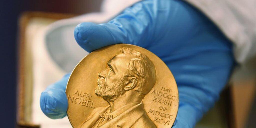 Der Amerikaner Arthur Ashkin und das französisch-kanadische Forscherteam Gérard Mourou und Donna Strickland teilen sich den diesjährigen Physik-Nobelpreis für ihre bahnbrechenden Erfindungen im Bereich der Laserphysik. (Archivbild)