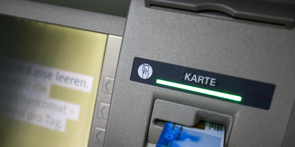 Bei der Migros Bank verschwindet die Jahresgebühr für die Maestro-Karte, dafür kosten Bargeldbezüge bei Automaten anderer Banken den Kunden inskünftig 2 Franken (Archivbild)