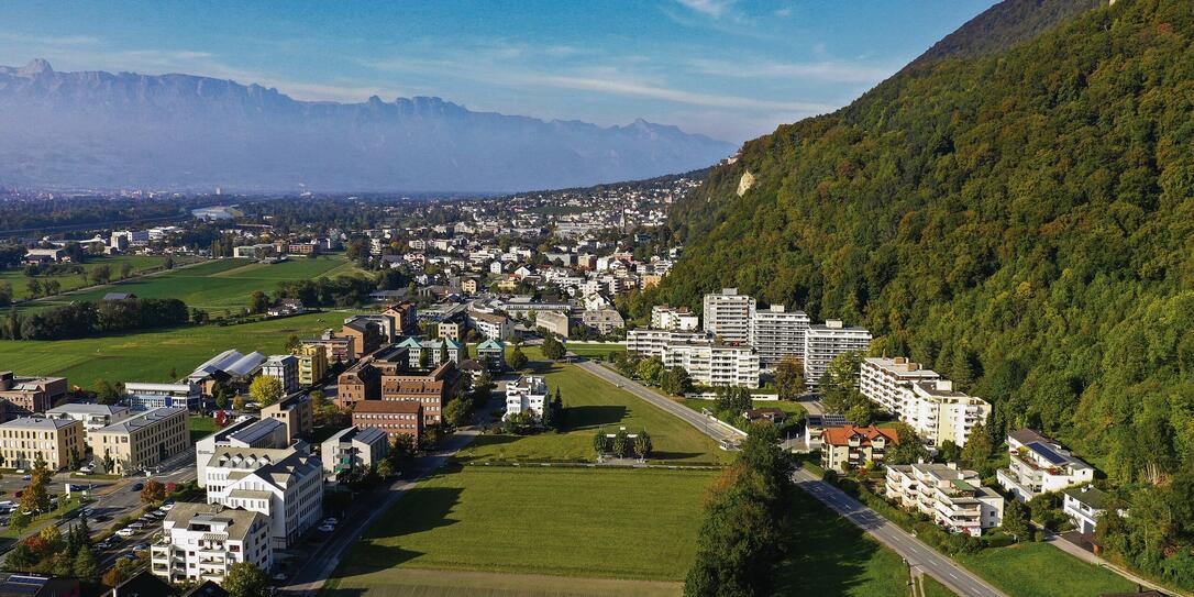 Spitzenplatz: Blick auf Vaduz aus südlicher Richtung. Spitzenplatz: Blick auf Vaduz aus südlicher Richtung.