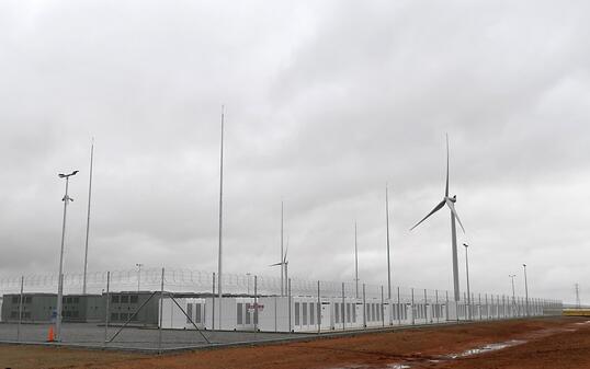 Mit der an einen Windpark 200 Kilometer nördlich von Adelaide angeschlossenen Batterie lassen sich bei einem Stromausfall 30'000 Haushalte bis zu einer Stunde mit Energie versorgen.