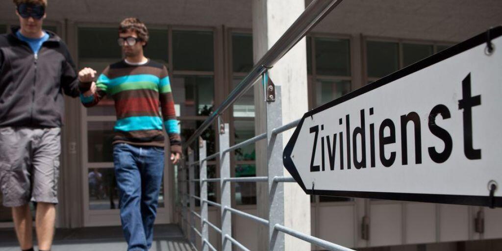 Ausbildung für die Betreuung von Behinderten am eidgenössischen Ausbildungszentrum in Schwarzenburg. Vor allem der Übertritt von ausgebildeten Armeeangehörigen in den Zivilschutz soll erschwert werden. (Symbolbild) Ausbildung für die Betreuung von Behinderten am eidgenössischen Ausbildungszentrum in Schwarzenburg. Vor allem der Übertritt von ausgebildeten Armeeangehörigen in den Zivilschutz soll erschwert werden. (Symbolbild)