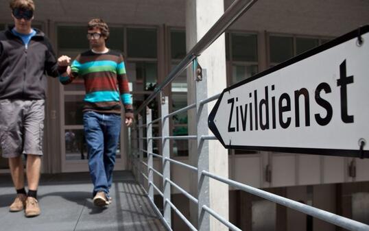 Ausbildung für die Betreuung von Behinderten am eidgenössischen Ausbildungszentrum in Schwarzenburg. Vor allem der Übertritt von ausgebildeten Armeeangehörigen in den Zivilschutz soll erschwert werden. (Symbolbild)