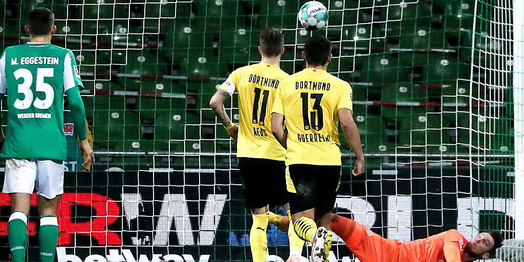 Hier erzielt Marco Reus (Nummer 11) im Nachschuss nach einem Penalty Dortmunds Siegestor in Bremen