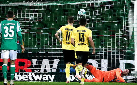 Hier erzielt Marco Reus (Nummer 11) im Nachschuss nach einem Penalty Dortmunds Siegestor in Bremen