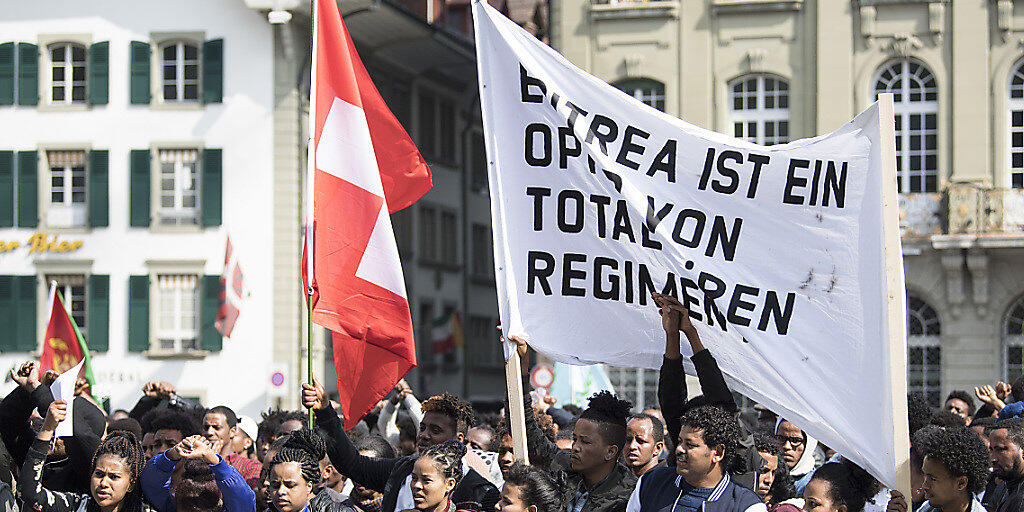 Eritreische Flüchtlinge demonstrierten im Mai in Bern und und reichten eine Petition für eine humanitäre Flüchtlingspolitik ein. (Archiv)