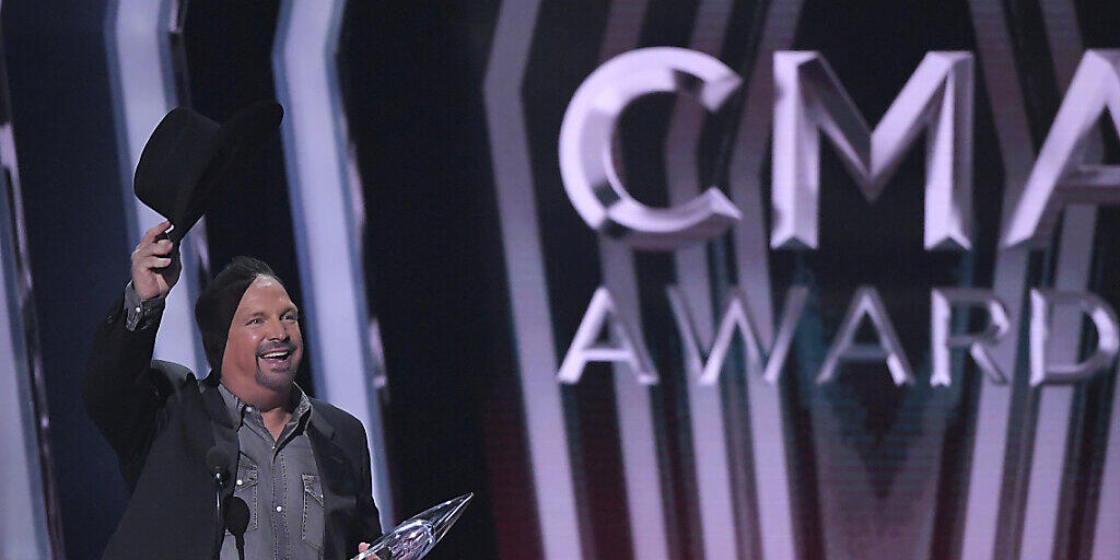 Der amerikanische Country-Star Garth Brooks wurde in seiner Musiksparte zum siebten Mal als "Entertainer des Jahres" ausgezeichnet. Der amerikanische Country-Star Garth Brooks wurde in seiner Musiksparte zum siebten Mal als "Entertainer des Jahres" ausgezeichnet.