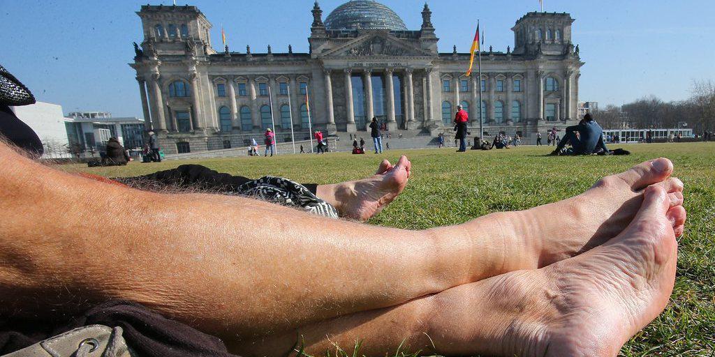 Ein Sonnenbad vor dem Reichstagsgebäude in Berlin. Wenn Schweizer Touristen auf Städtereisen gehen, dann führen diese am häufigsten in die deutsche Hauptstadt. (Archiv)